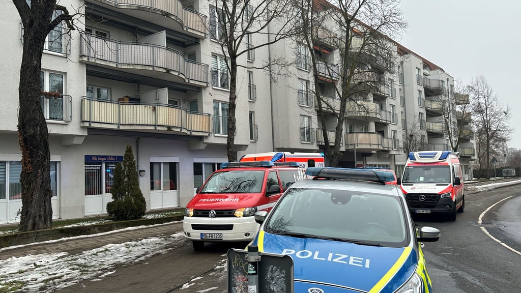 Einsatzfahrzeuge stehen vor der Seniorenresidenz in Magdeburg.