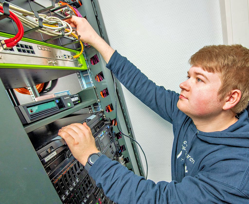 Der jüngste Mitarbeiter:  Nils König arbeitet als IT-Techniker bei Bits – sein Traumjob.