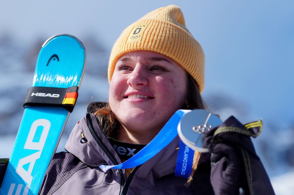 Emma Aicher raste in der Abfahrt am Sonntag zu Olympia-Silber.