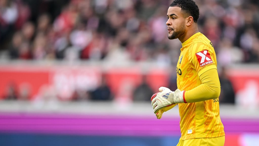 Noah Atubolu muss im DFB-Pokal von der Reservebank aus zusehen. (Archivbild)