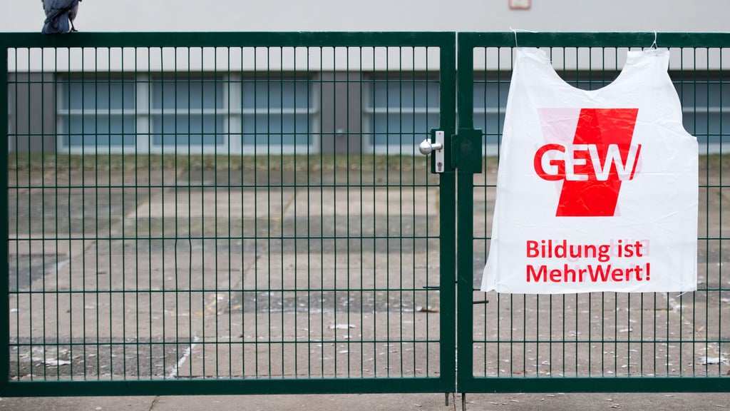 Am Dienstag soll in vielen Landkreisen in Sachsen-Anhalt an den Schulen gestreikt werden. Die Gewerkschaft ruft zum Protest in Magdeburg auf.