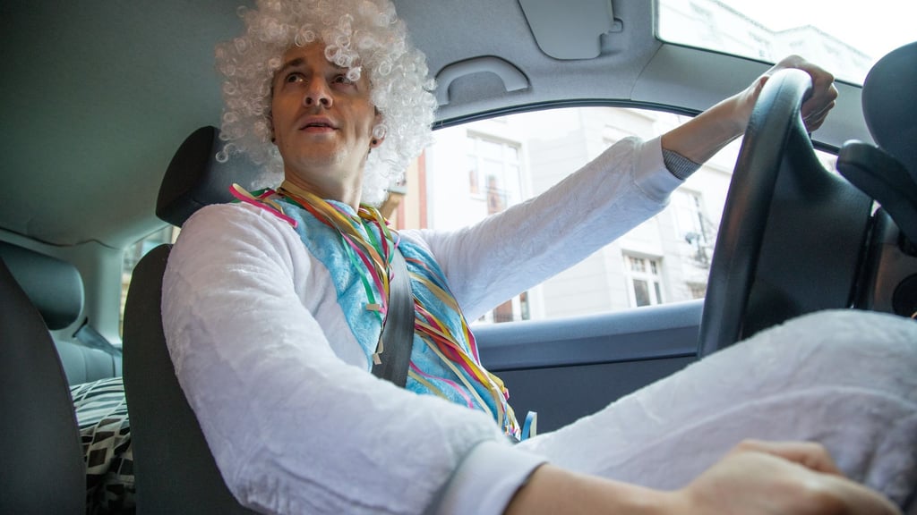 Jeck werden - aber mit Bedacht: Denn bestimmte Kostümierungen sind tatsächlich auch hinter dem Steuer erlaubt - manche jedoch nicht.