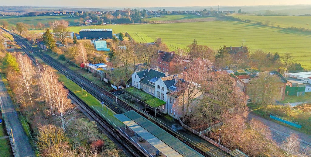 Neben der Linie zwischen Weißenfels und Zeitz, die den Teucherner Bahnhof passiert, zweigt dort eine Strecke nach Naumburg ab, die seit Ende 2010 nicht mehr befahren wird.