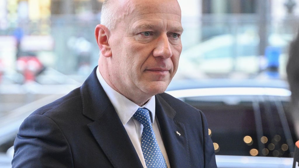 Berlins Regierender Bürgermeister Kai Wegner (CDU) fliegt zu den Olympischen Winterspielen in Italien. (Archivbild)