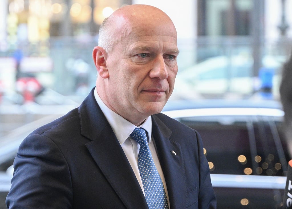 Berlins Regierender Bürgermeister Kai Wegner (CDU) fliegt zu den Olympischen Winterspielen in Italien. (Archivbild)