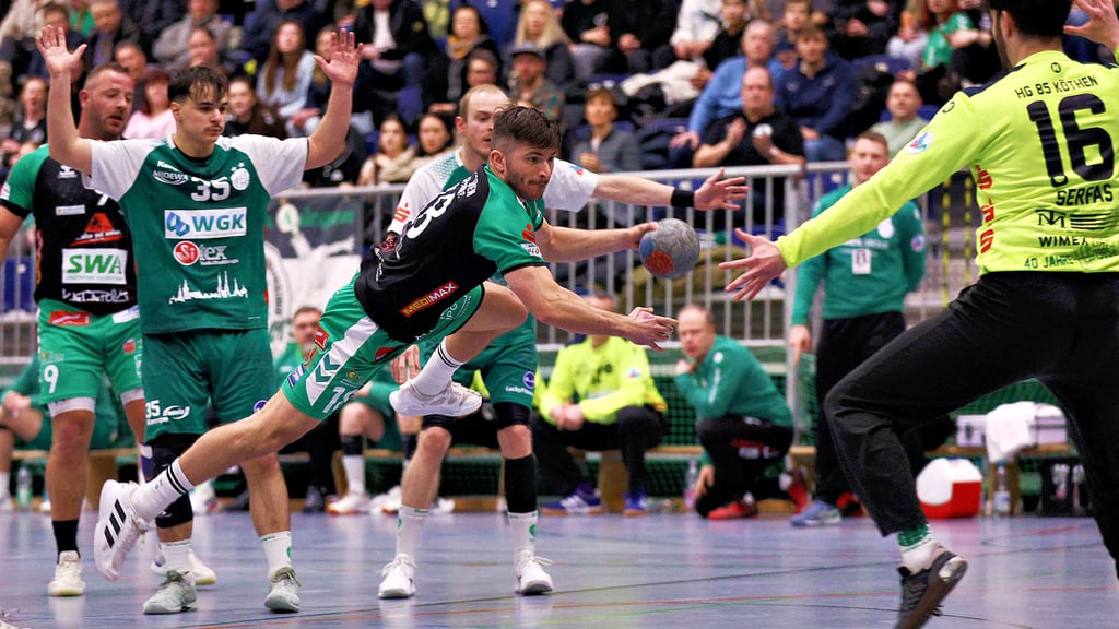 Der HC Aschersleben, hier mit Paul Hoffmann beim Wurf, konnte in der zweiten Halbzeit dem Tabellenführer Paroli bieten. 