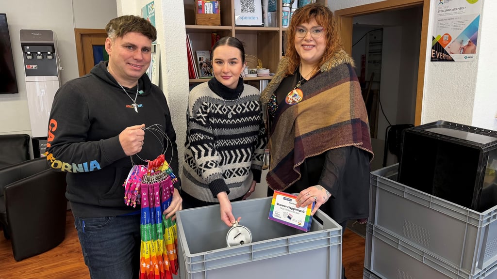Der Verein CSD Magdeburg zieht um. Die Vorstandsmitglieder Falko Jentsch und Jenny Rasnov (rechts) packen zusammen mit Praktikantin Camryn Reschke die Kisten. 