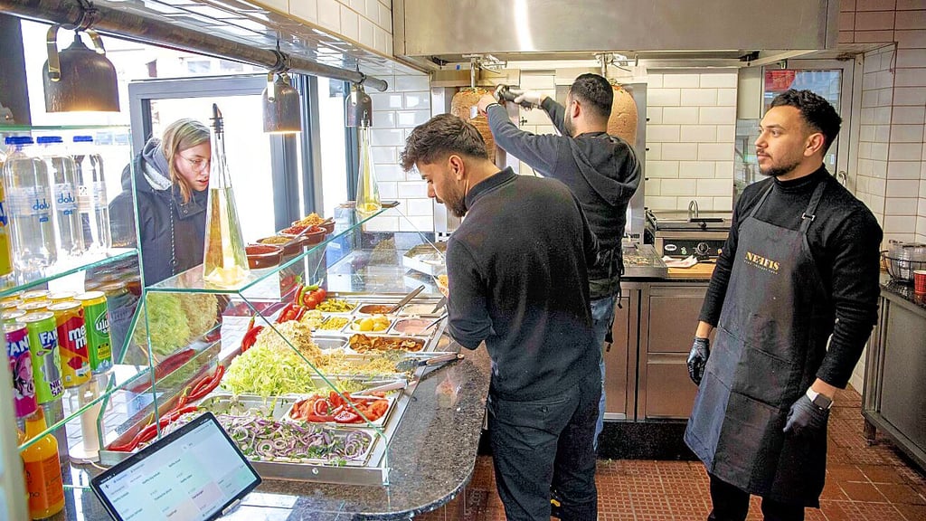 Nach Neueröffnung in Magdeburger Straße: „Neffis“ Roßlau bedient erste Kunden.