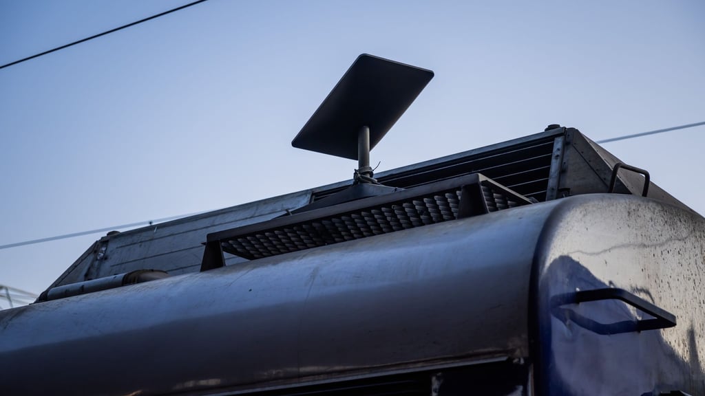 Starlink-Antennen bieten Internet-Zugang ohne Infrastruktur und wird damit im Ukraine-Krieg von beiden Konfliktparteien genutzt. (Symbolbild)