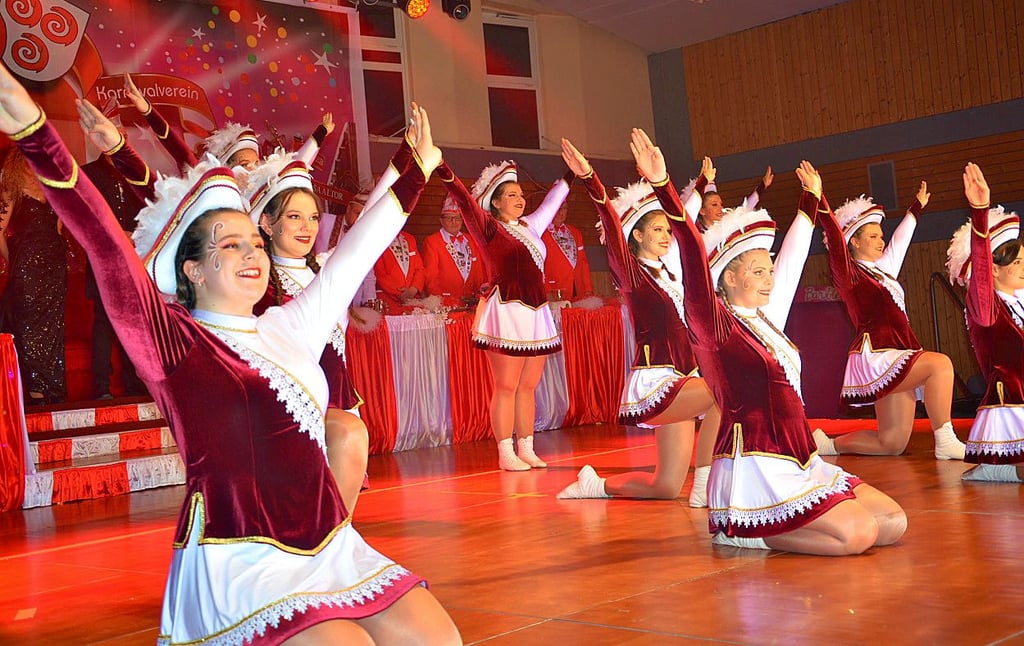 Die Prinzengarde des AKV zeigt ihren Gardemarsch zu einem Medley aus den 80er Jahren.