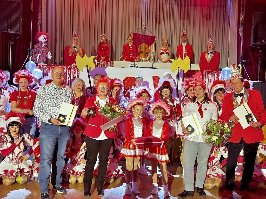 Mit dem „Ehrenkreuz“ und einer Urkunde wurden Lars Hunkert  (v.l.), Cornelia Schwarz, Yvette Schwarz und Jürgen Schwarz  zu Beginn der ersten Abendveranstaltung des Querfurter Carnevals Vereins  ausgezeichnet.