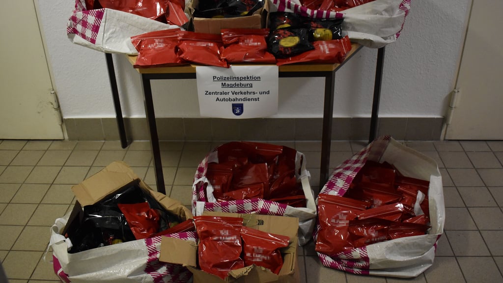 Bei einer Kontrolle auf der A2 bei Magdeburg fand die Polizei in einem BMW 110 Packungen mit Shisha-Tabak.