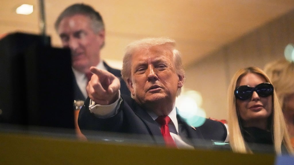 US-Präsident Donald Trump, hier beim Besuch eines College-Footballspiels, äußert sich gerne zur NFL. (Archivbild)