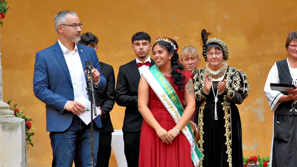 Stefan Schmidt und die noch amtierende 3. Rosenprinzessin Cäcilia Askar beim dritten Rosenfest im Sommer 2025.
