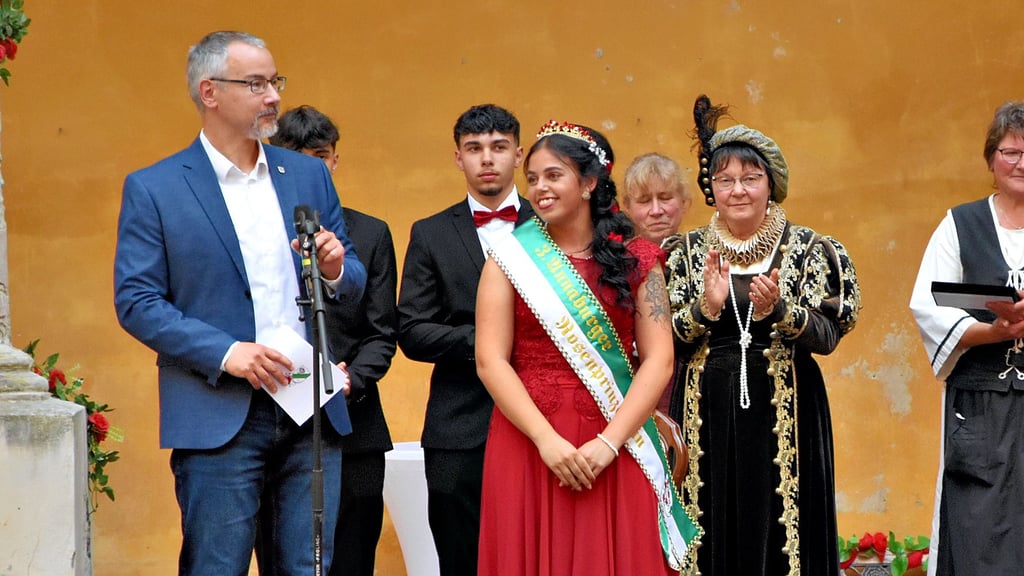 Stefan Schmidt und die noch amtierende 3. Rosenprinzessin Cäcilia Askar beim dritten Rosenfest im Sommer 2025.