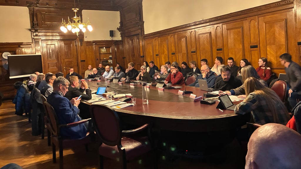 Der Hauptausschuss der Stadt tagt meist einmal im Monat im Wappensaal des Stadthauses.