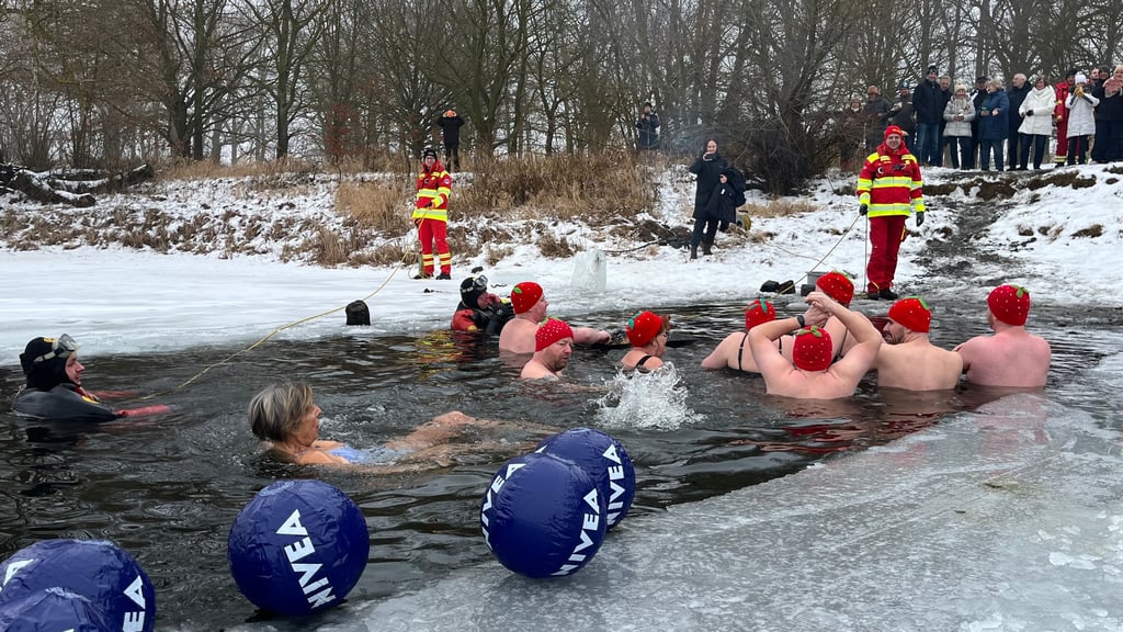 Eisbader am 7. Februar im Kiesloch bei Tangermünde. Die DLRG-Ortsgruppe hat dazu eingeladen.