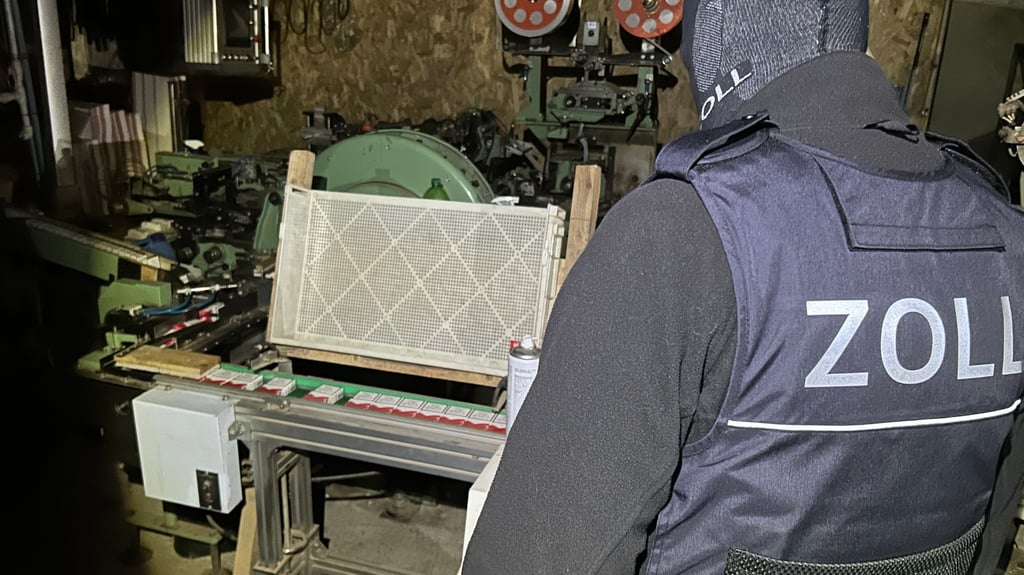 Mitarbeiter der Zollfahndung am Freitag in der illegale Produktionshalle in Kalbe.