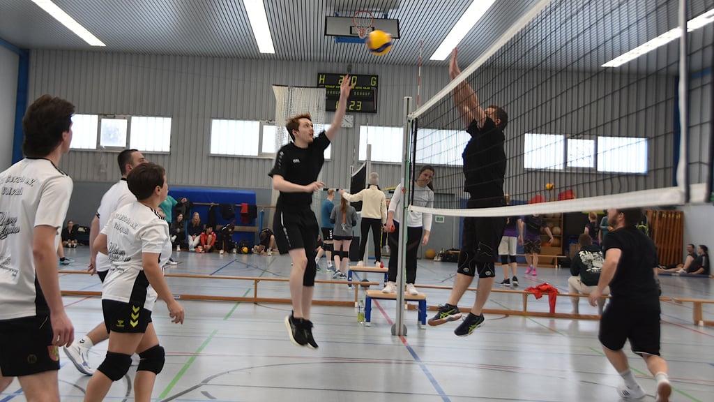 Jung und erfahren Seite an Seite: Beim Volleyballturnier in Calvörde stehen Nachwuchs und Routiniers gemeinsam auf dem Feld – Teamgeist, Tempo und generationsübergreifender Sport prägen die packenden Spielszenen.