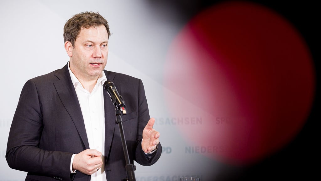 Vizekanzler Klingbeil pocht auf eine grundlegend neue Finanzierung von Gesundheit und Pflege.