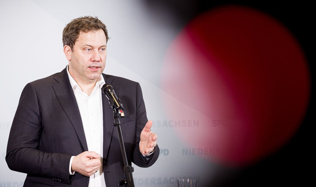 Vizekanzler Klingbeil pocht auf eine grundlegend neue Finanzierung von Gesundheit und Pflege.