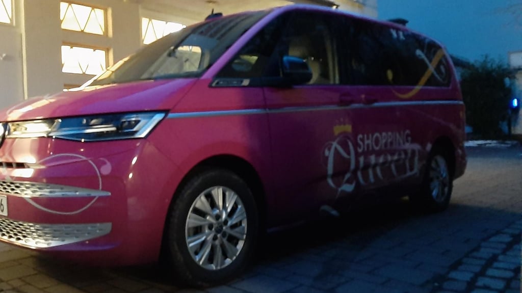 Wieder Dreharbeiten in Halle: Für neue Folgen der TV-Sendung "Shopping Queen" ist der pinke Transporter aktuell erneut in der Stadt unterwegs.&nbsp;