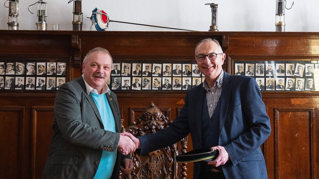 Andreas Pawel, Berghauptmann des Bergvereins zu Hüttenrode (links), überreicht  Andreas Krüger, Seniorchef des Corps Montania in Clausthal, Erinnerungsstücke aus dem Nachlass des Obersteigers Dörge.