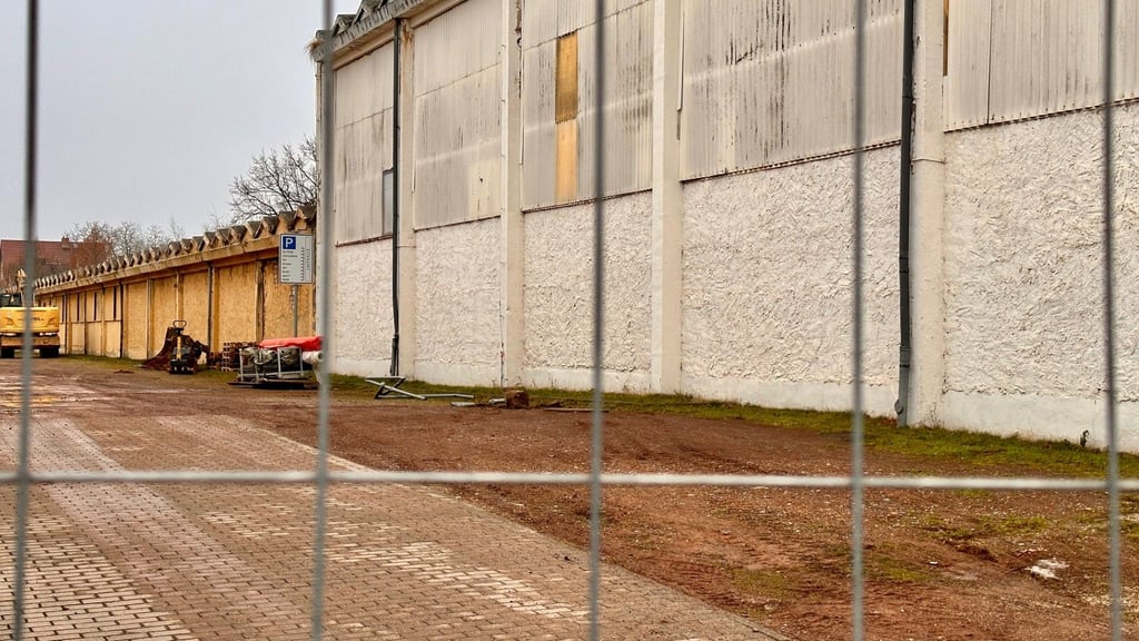 Die alte Laufhalle ist schon eingezäunt. Der Abriss soll drei Monate dauern.