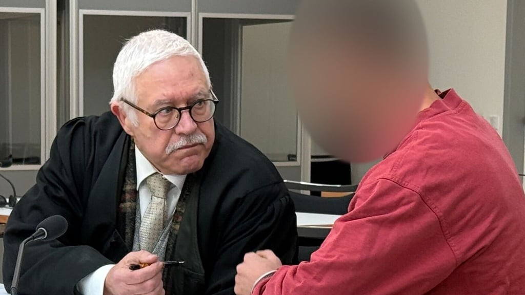 Der angeklagte Mann (rechts) spricht mit seinem Verteidiger.