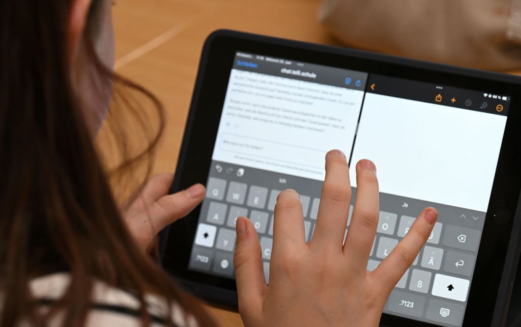 In Thüringen sollen Lehrer die Schüler für den Umgang mit Künstlicher Intelligenz sensibilisieren. (Symbolbild)