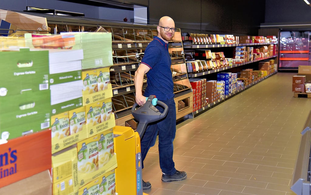 „Der Markt ist richtig toll geworden“, sagt Marcus Hübner. Er ist Filialleiter und räumt seit Mittwoch vergangener Woche mit seinen neun Kolleginnen und Kollegen die Waren in die Regale.