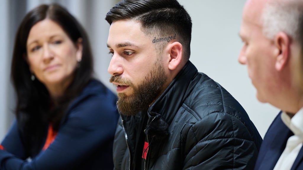 Can Sürücü (M), will an seine am 7. Februar 2005 ermordete Mutter Hatun Sürücü erinnern.