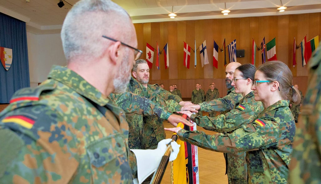 Stellvertretend für alle Rekruten haben sechs von ihnen das Gelöbnis an der Truppenfahne abgelegt.