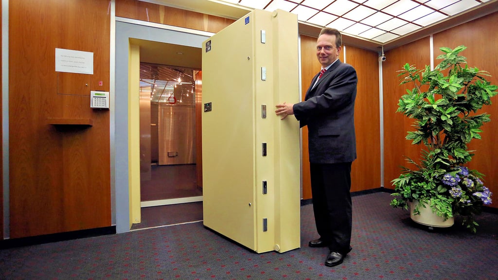 Für die MZ öffnete der damalige Sparkassen-Vorstand Axel Koß 2012 den Schließfächer-Tresorraum im Keller der Bitterfelder Haupt-Filiale.