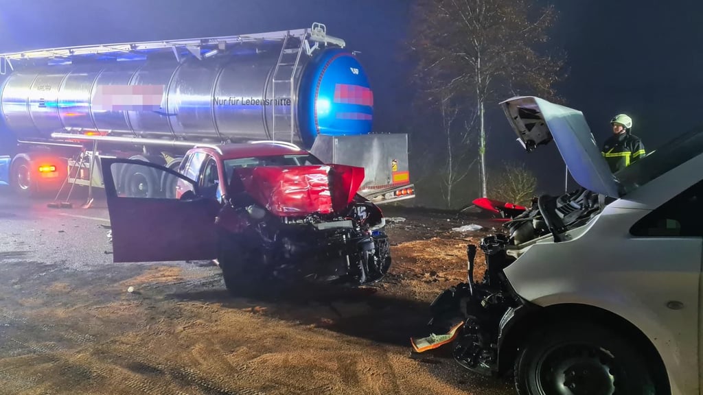 Aus dem Pkw rettete die Feuerwehr die beiden eingeklemmten Insassen. 