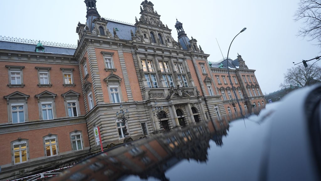 Der Prozess gegen die mutmaßlichen Mitglieder einer rechtsextremistischen Terrorzelle soll im Hamburger Strafjustizgebäude stattfinden. (Archivbild)