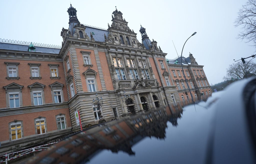 Der Prozess gegen die mutmaßlichen Mitglieder einer rechtsextremistischen Terrorzelle soll im Hamburger Strafjustizgebäude stattfinden. (Archivbild)