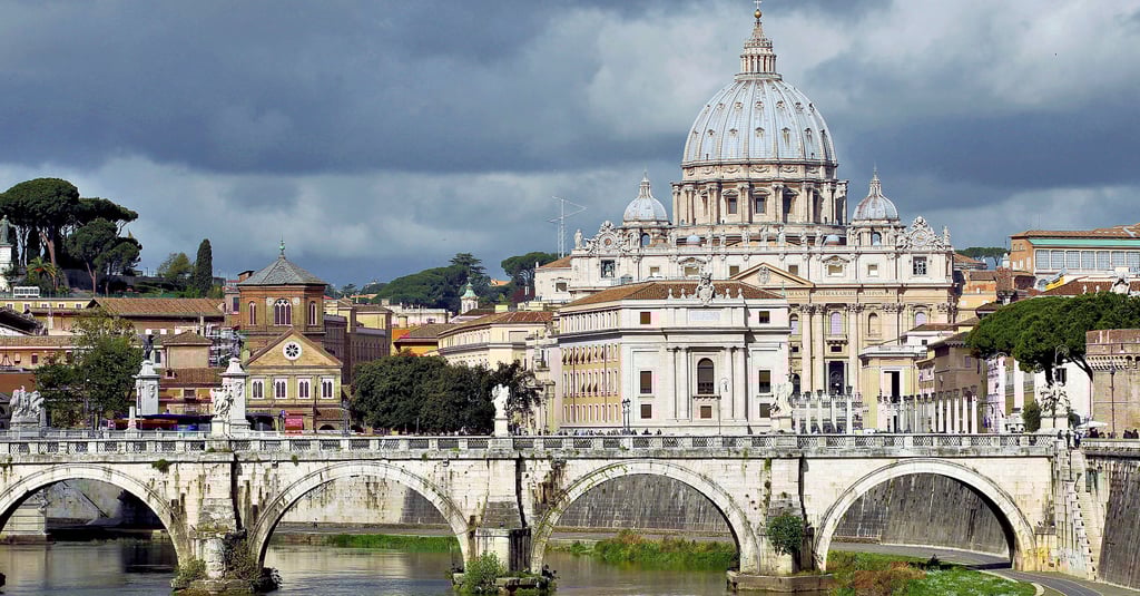 Blick zum  Petersdom in Rom, der von vielen Pilgern besucht wird. 