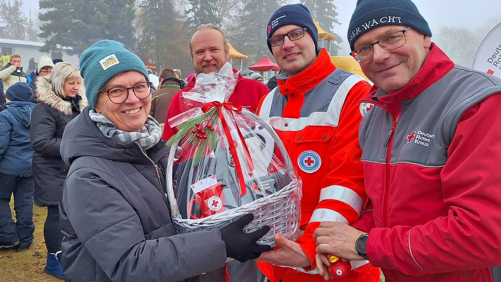 Als tausendste Teilnehmerin beim Eisbaden in Obhausen erhält Wiebke Pauli (links) einen Präsentkorb mit Jahreskarte von den Organisatoren Mario Schwabe (2. v. l.) und Olaf Tobisch (rechts).&nbsp; 