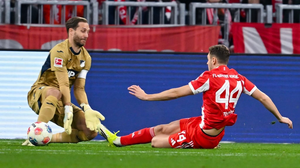 Nationaltorwart Oliver Baumann (l) hielt in München trotz fünf Gegentoren sehr gut. Nach dem Spiel äußerte sich der Kapitän zu den Querelen im Verein.
