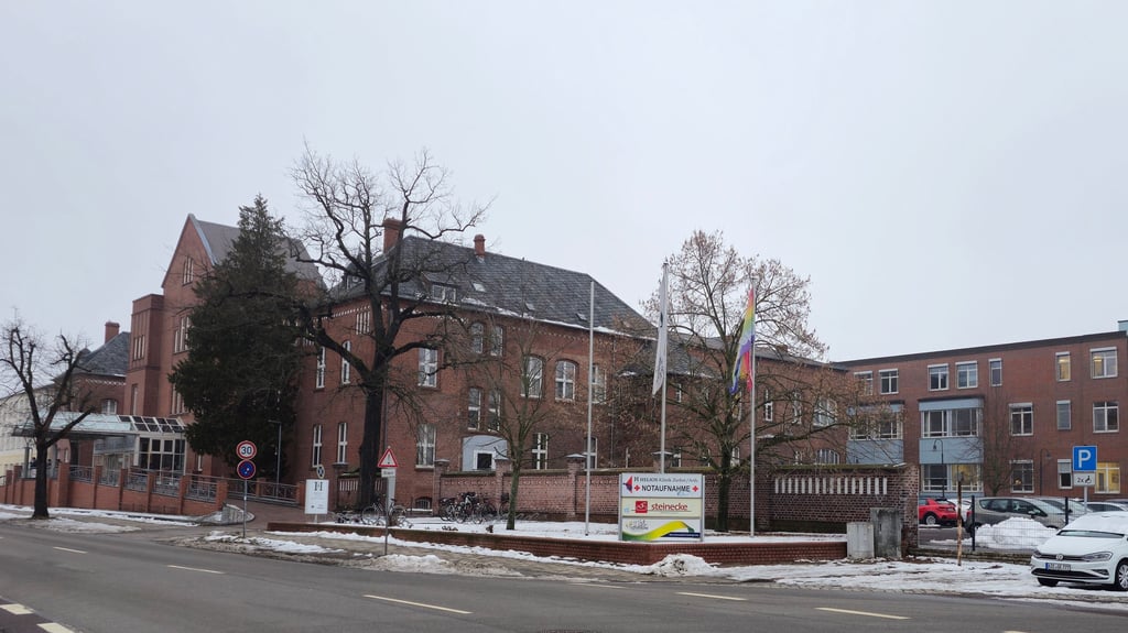 Die Zerbster Helios-Klinik soll zum 1. März vom Landkreis Anhalt-Bitterfeld übernommen werden.