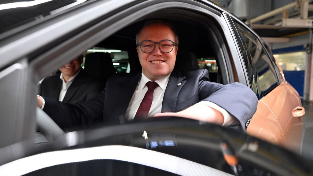 Thüringens Ministerpräsident Mario Voigt (CDU) nahm bei Opel Platz am Steuer eines in Eisenach produzerten Wagens.