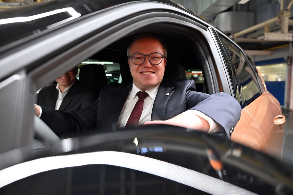 Thüringens Ministerpräsident Mario Voigt (CDU) nahm bei Opel Platz am Steuer eines in Eisenach produzerten Wagens.