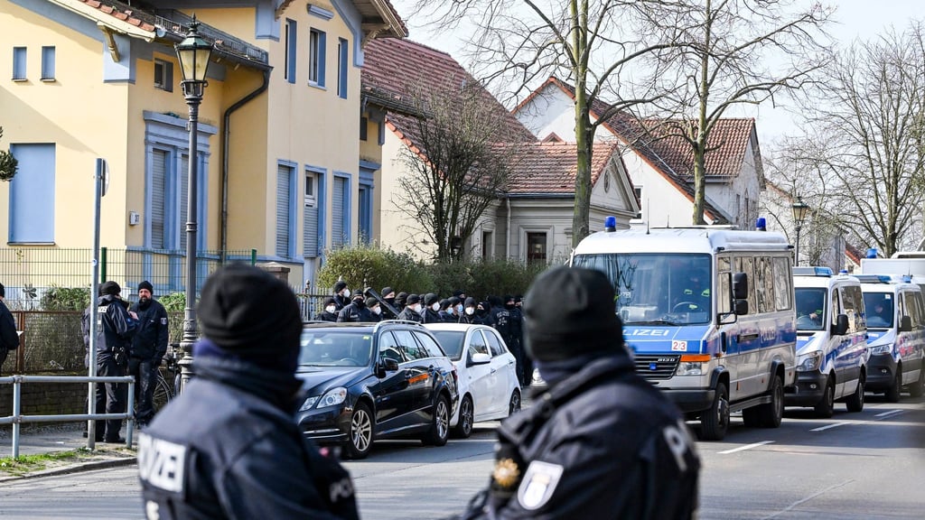 Polizisten sind im Bezirk Neukölln vor einer Villa aus dem Clan-Milieu im Einsatz. (Archivbild)