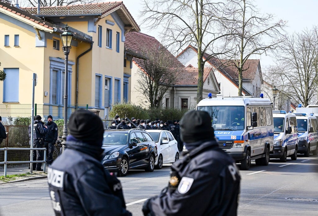 Polizisten sind im Bezirk Neukölln vor einer Villa aus dem Clan-Milieu im Einsatz. (Archivbild)