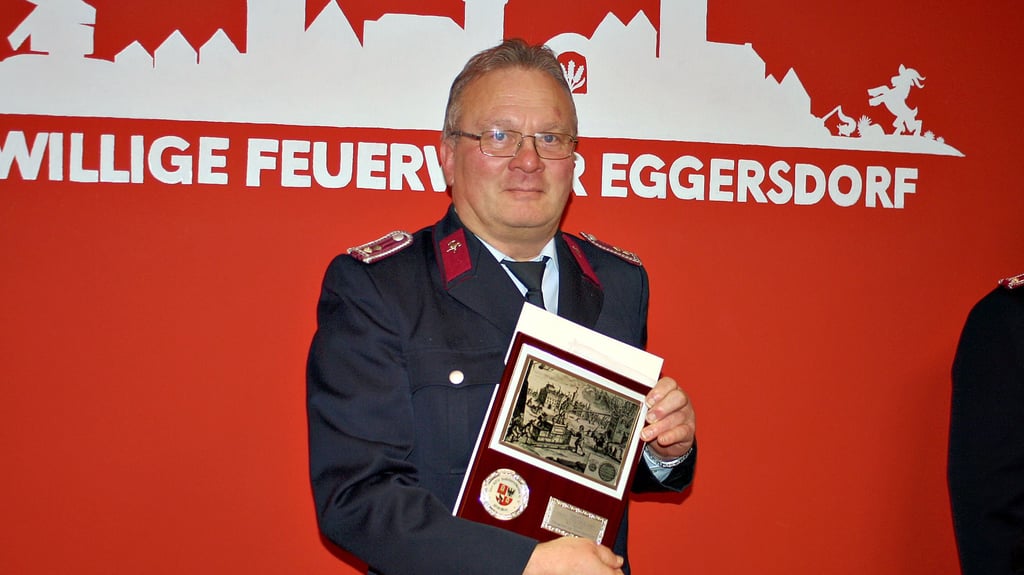 Fred Gemsjäger wurde aufgrund seines 50-jährigen Verdienstes in der Eggersdorfer Feuerwehr mit der Ehrennadel ausgezeichnet. 