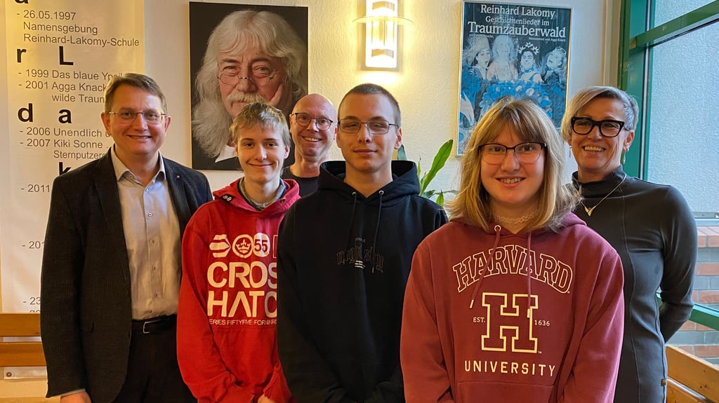 Die Nosa, hier in Person von Geschäftsführer Christian Mokosch (links), unterstützt die Schwimmstaffel der Lakomy-Schule. Zum Fototermin anwesend waren Jasmin Albers, Tobias Becker und Damon-Ronny Wendt (vorn, von rechts).