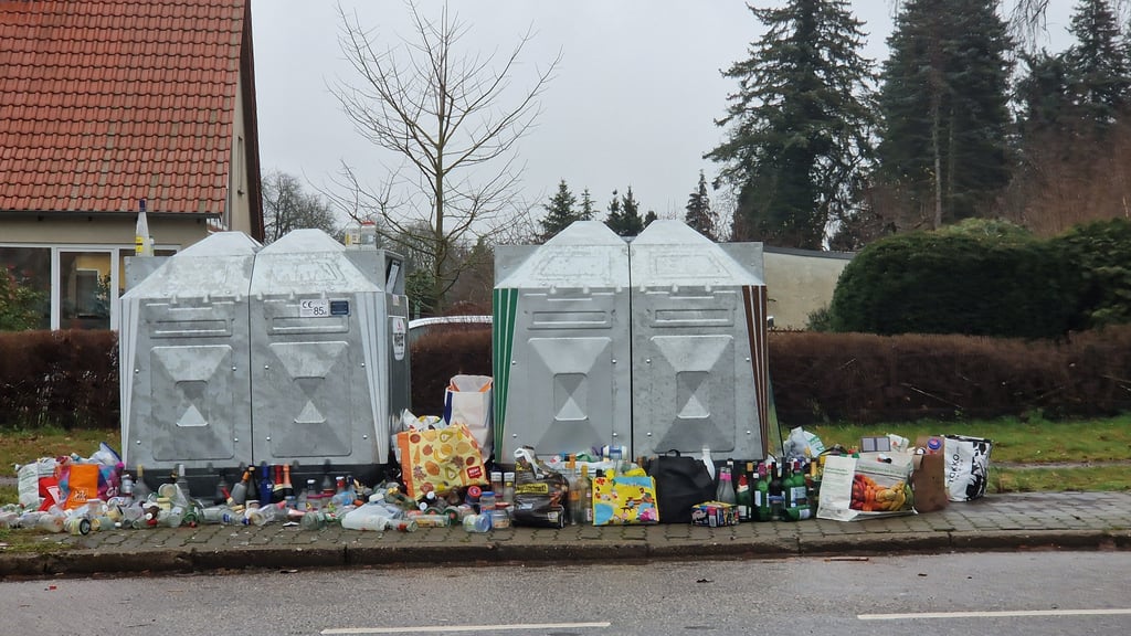 Volle Glascontainer nach Silvester in der Koloniestraße in Burg. 