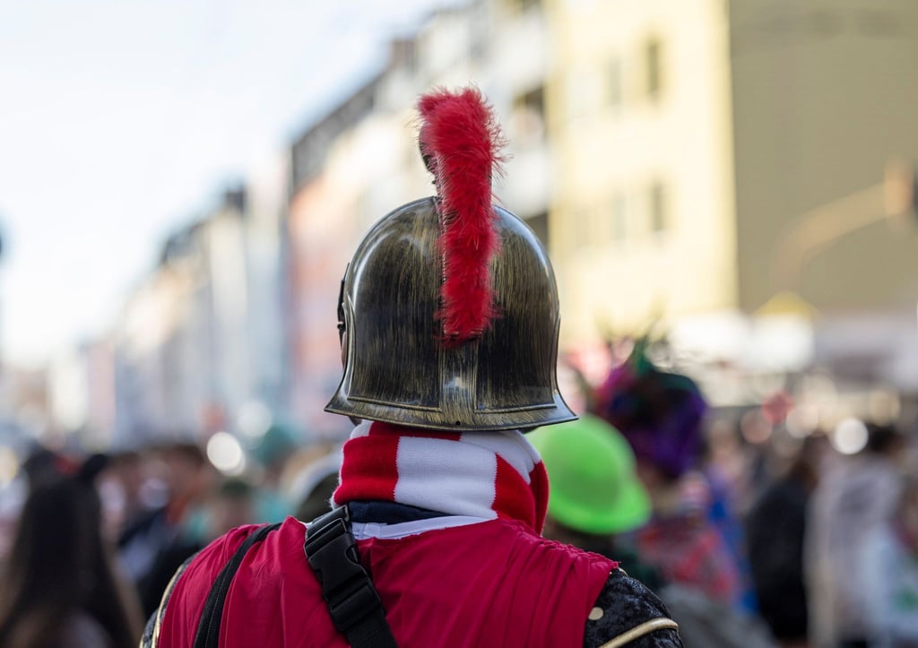 Verkleidung ja – Uniform nein: Amtskleidung oder täuschend echte Abzeichen sind an Karneval tabu und können strafbar sein.