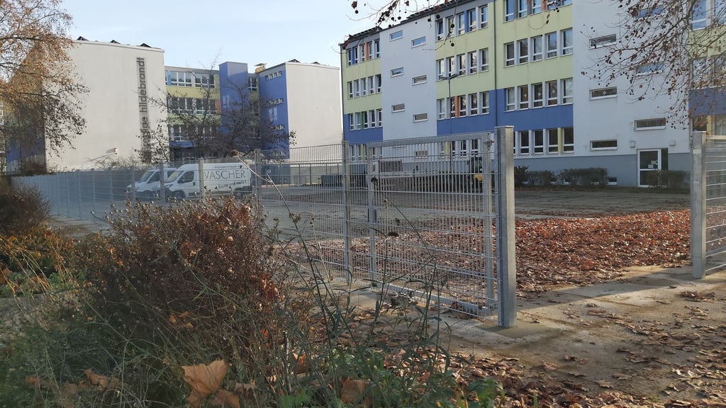 Die Fläche vor der IGS Regine Hildebrandt in Magdeburg wurde schon vor Wochen eingezäunt. Bald soll sie zum Schulhof gehören.